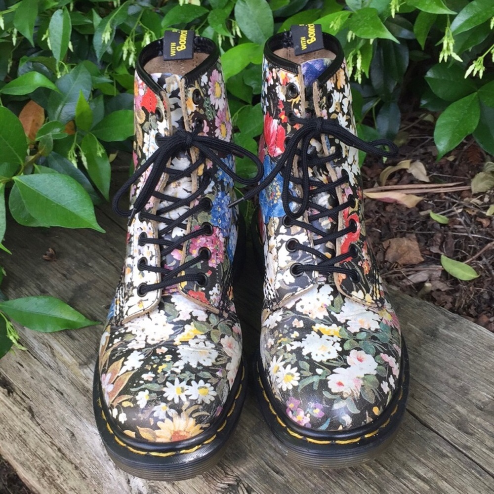 Rare vintage Dr. Martens combat boot 90’s floral. Women’s size US 7 / 5 UK